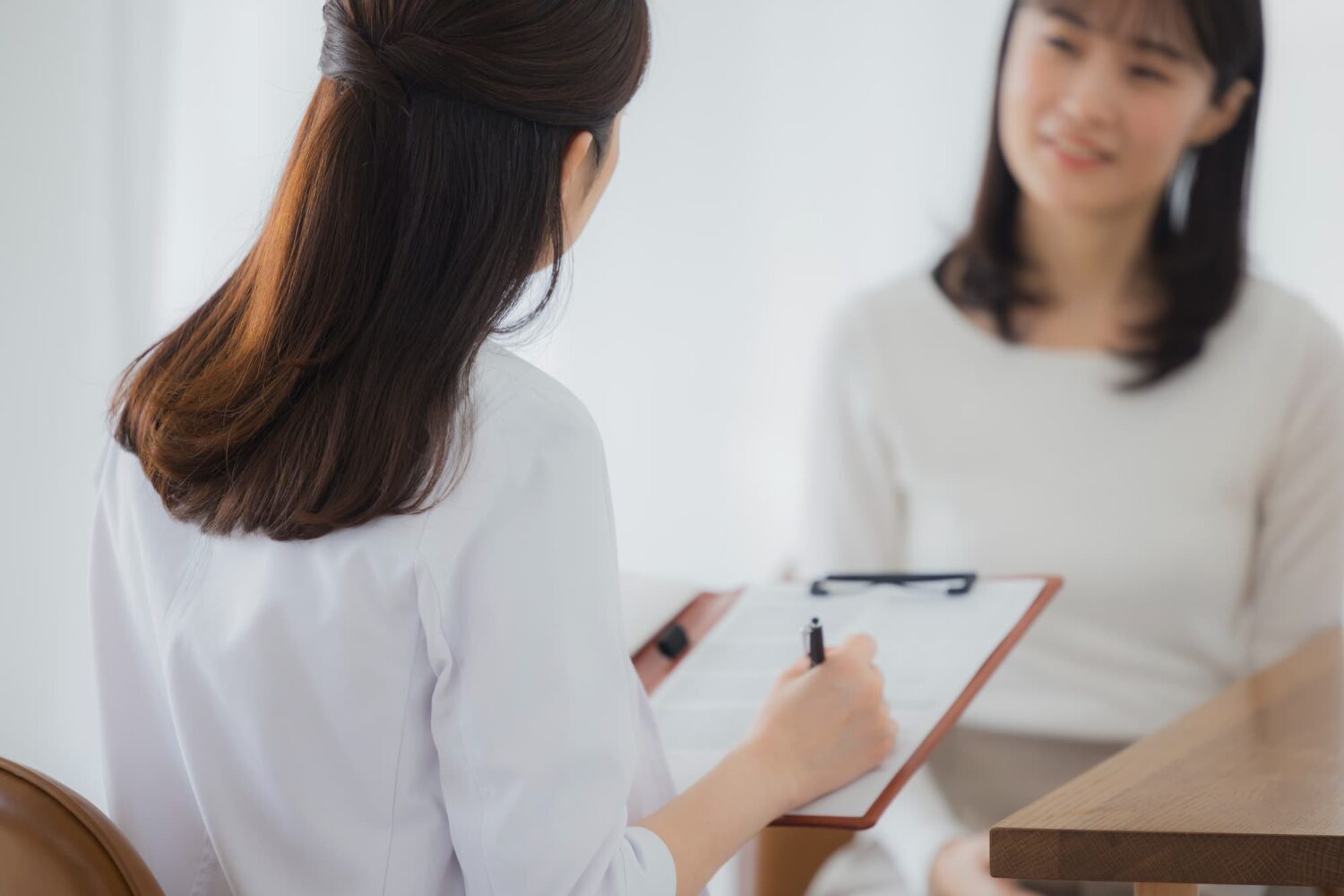 クリニックでクラミジアの相談をする女性