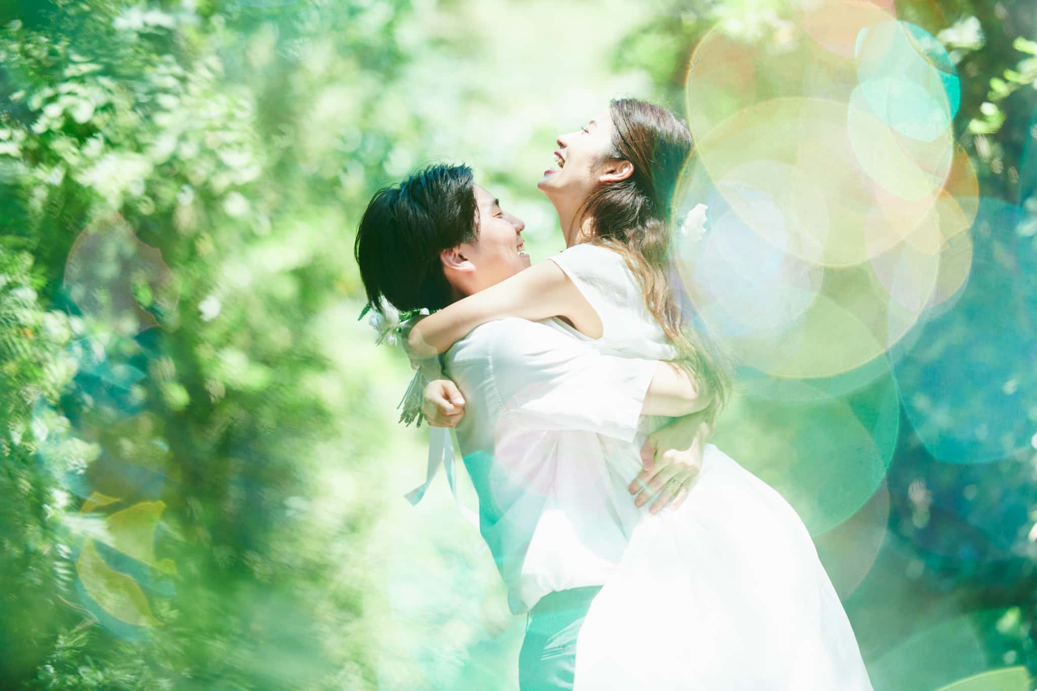 性病検査済の恋人達が笑顔で抱き合っているイメージ