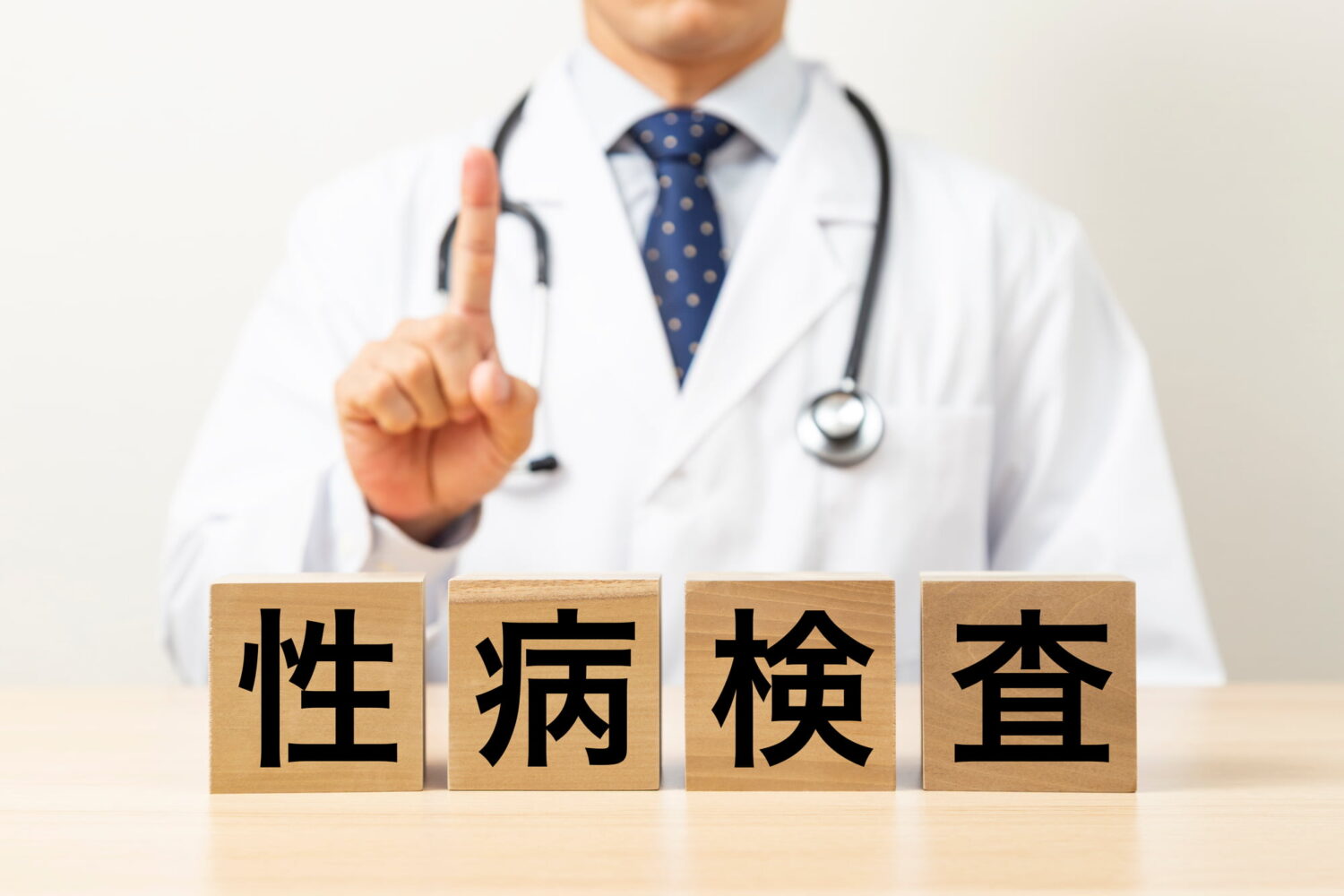 性病検査のタイミングと注意点について説明する医師