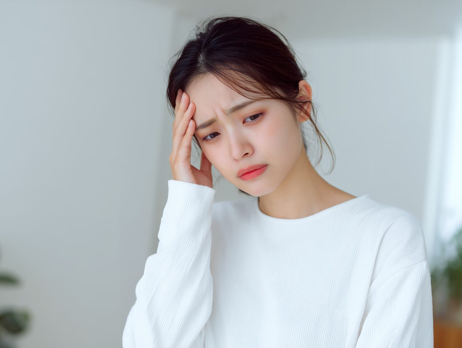 アフターピルの副作用で頭が痛い女性