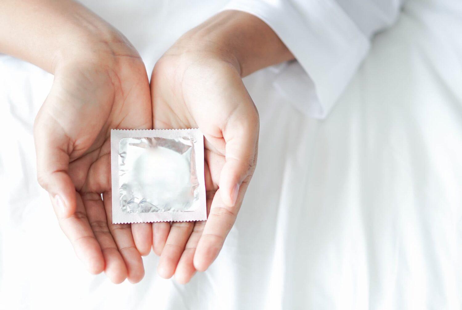 コンドームを手にする様子