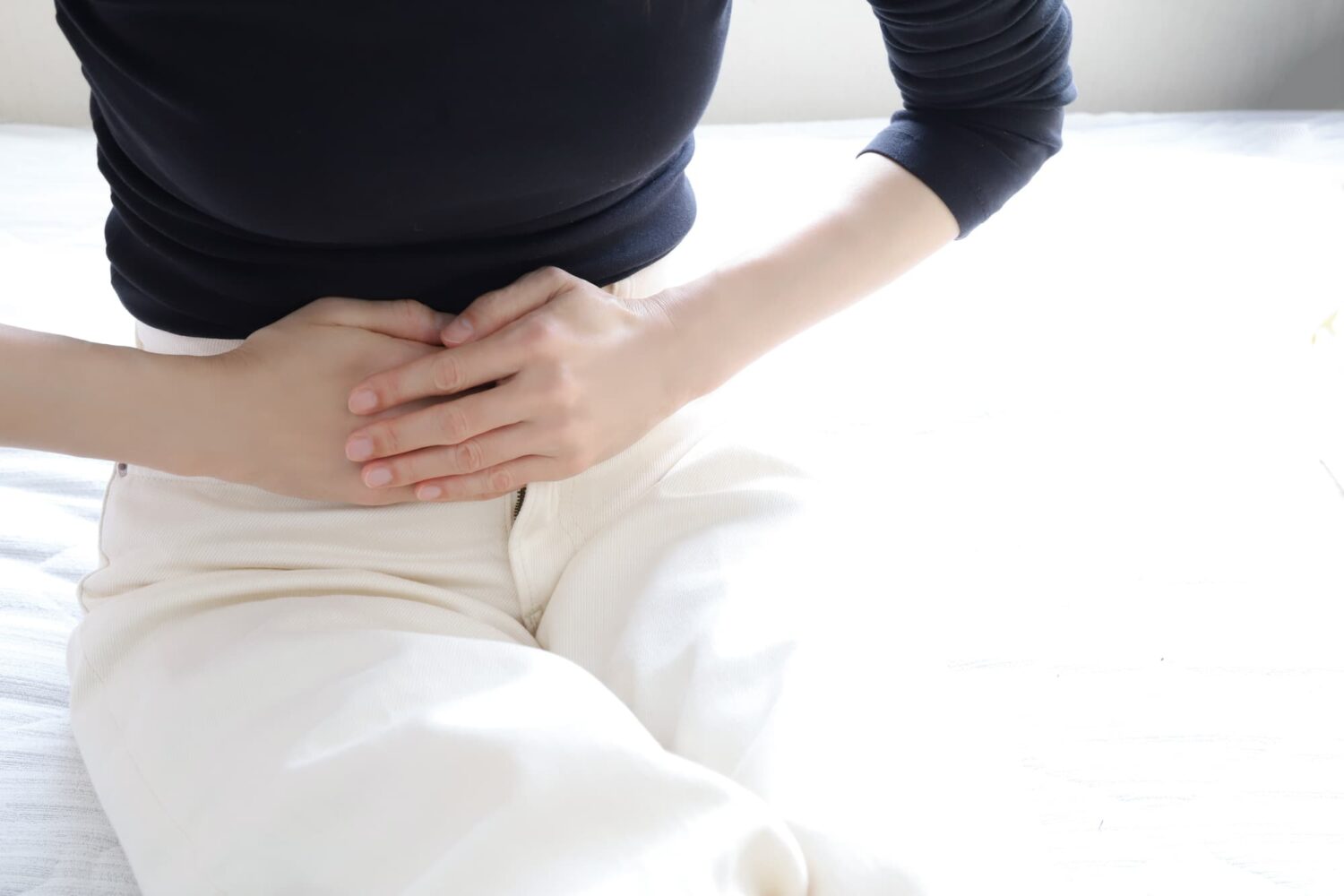 下腹部痛を感じる女性