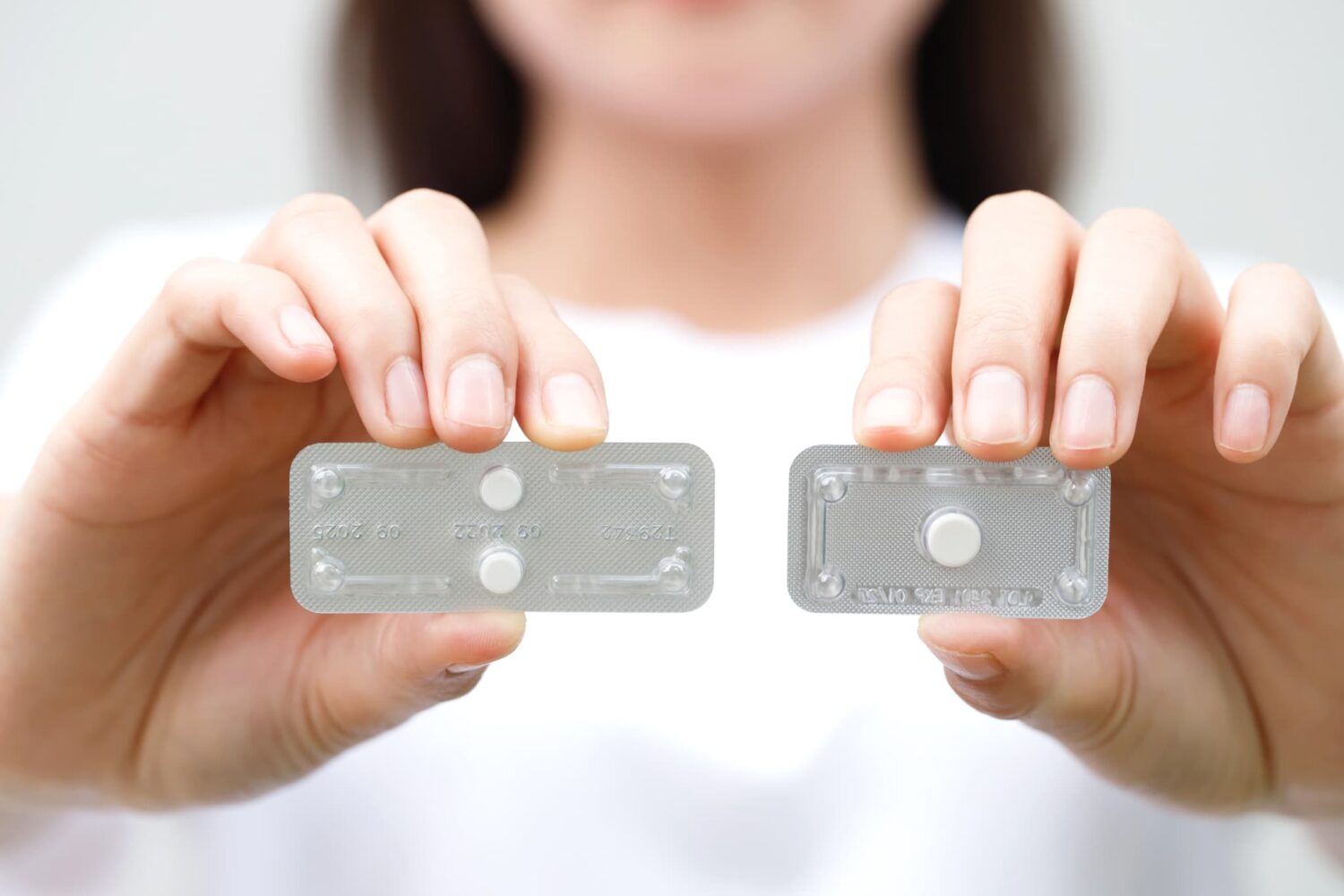 アフターピルの種類と効果時間の違いを伝える女性