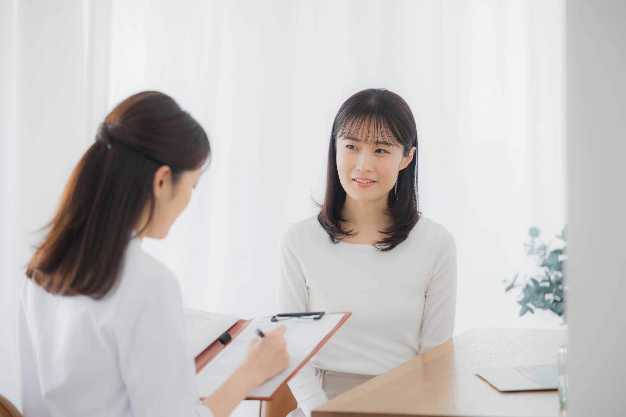 レディースクリニックで相談をする女性