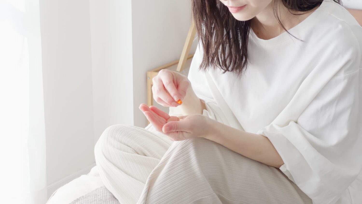 アフターピルを飲む女性