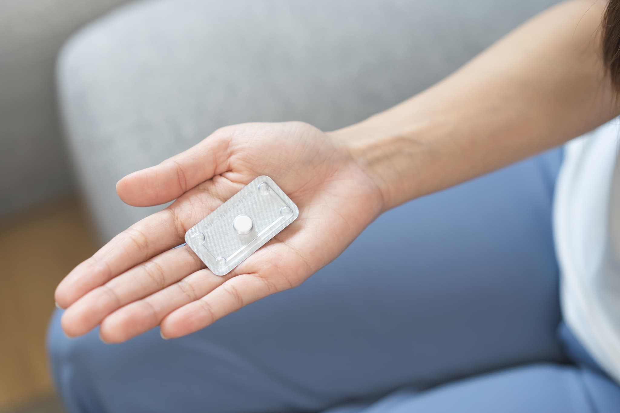 アフターピルを持つ女性の手元