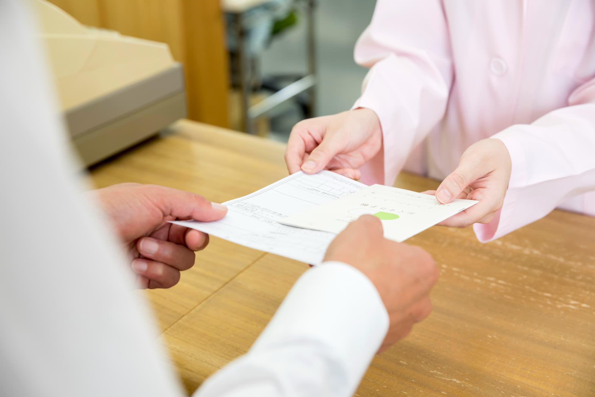 処方箋とお薬手帳を出す様子