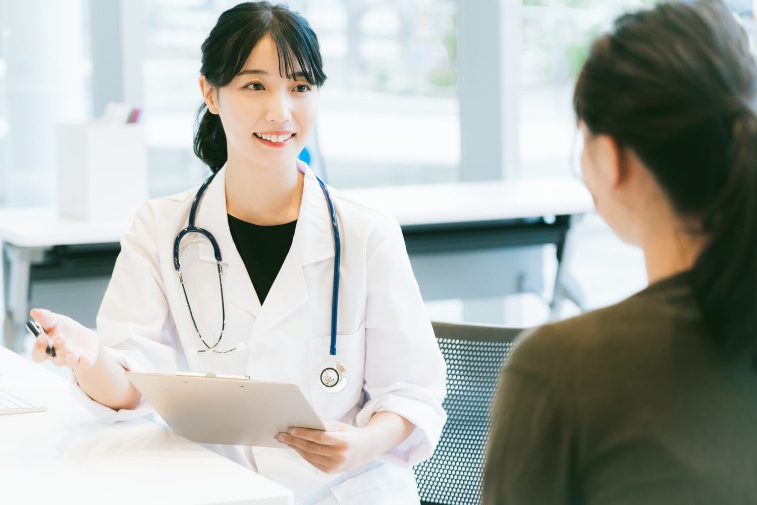 人工妊娠中絶の相談を受ける医師