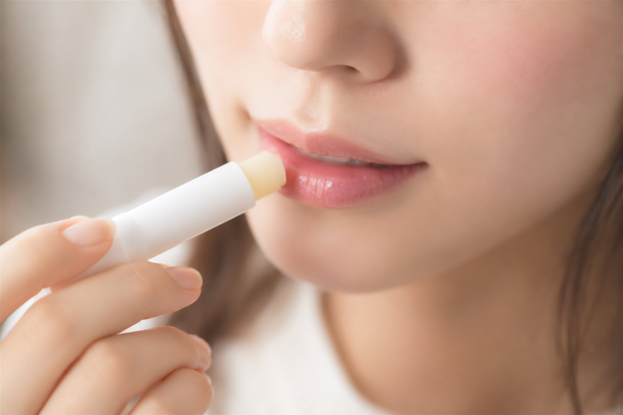 リップクリームを借りて使用する様子