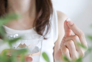 アフターピルを服用する女性