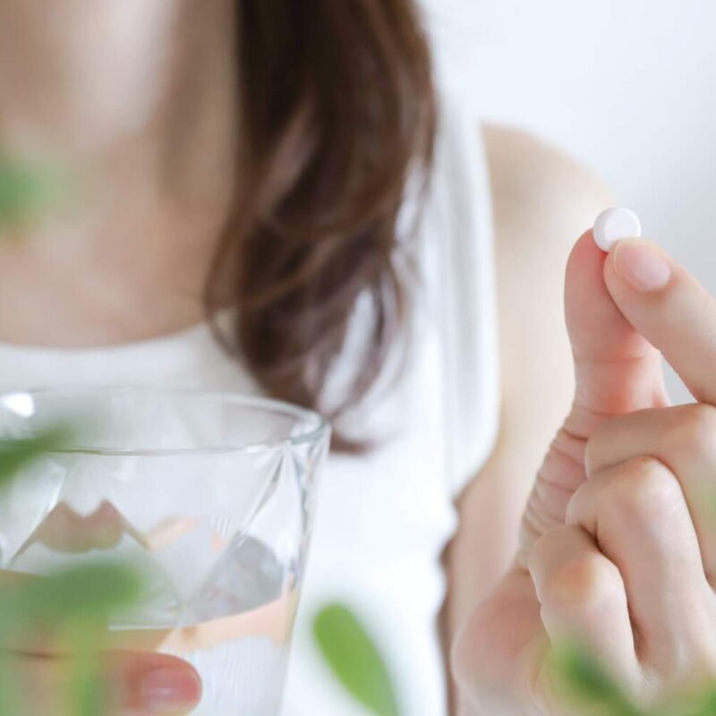 アフターピルを服用する女性