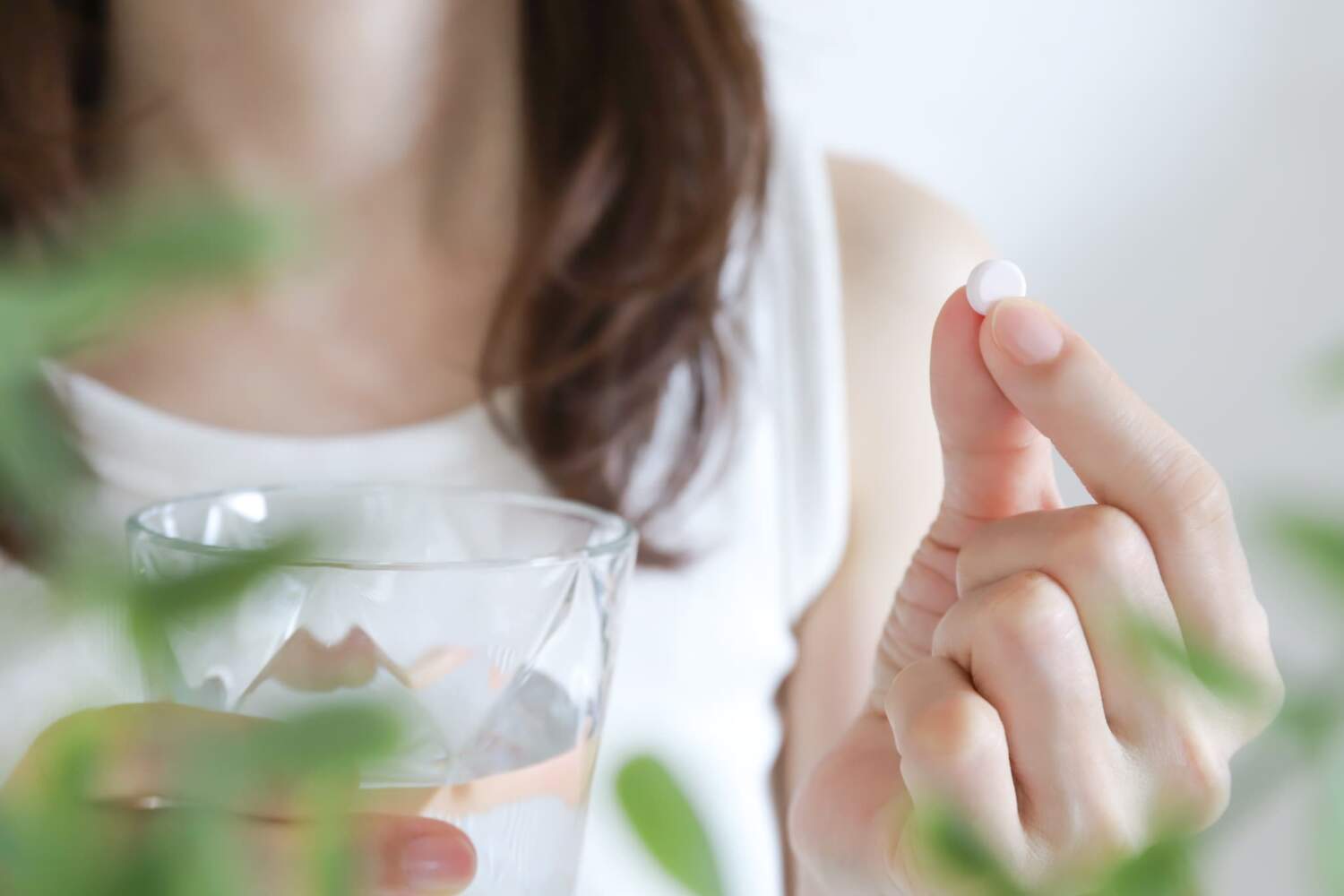 アフターピルを服用する女性