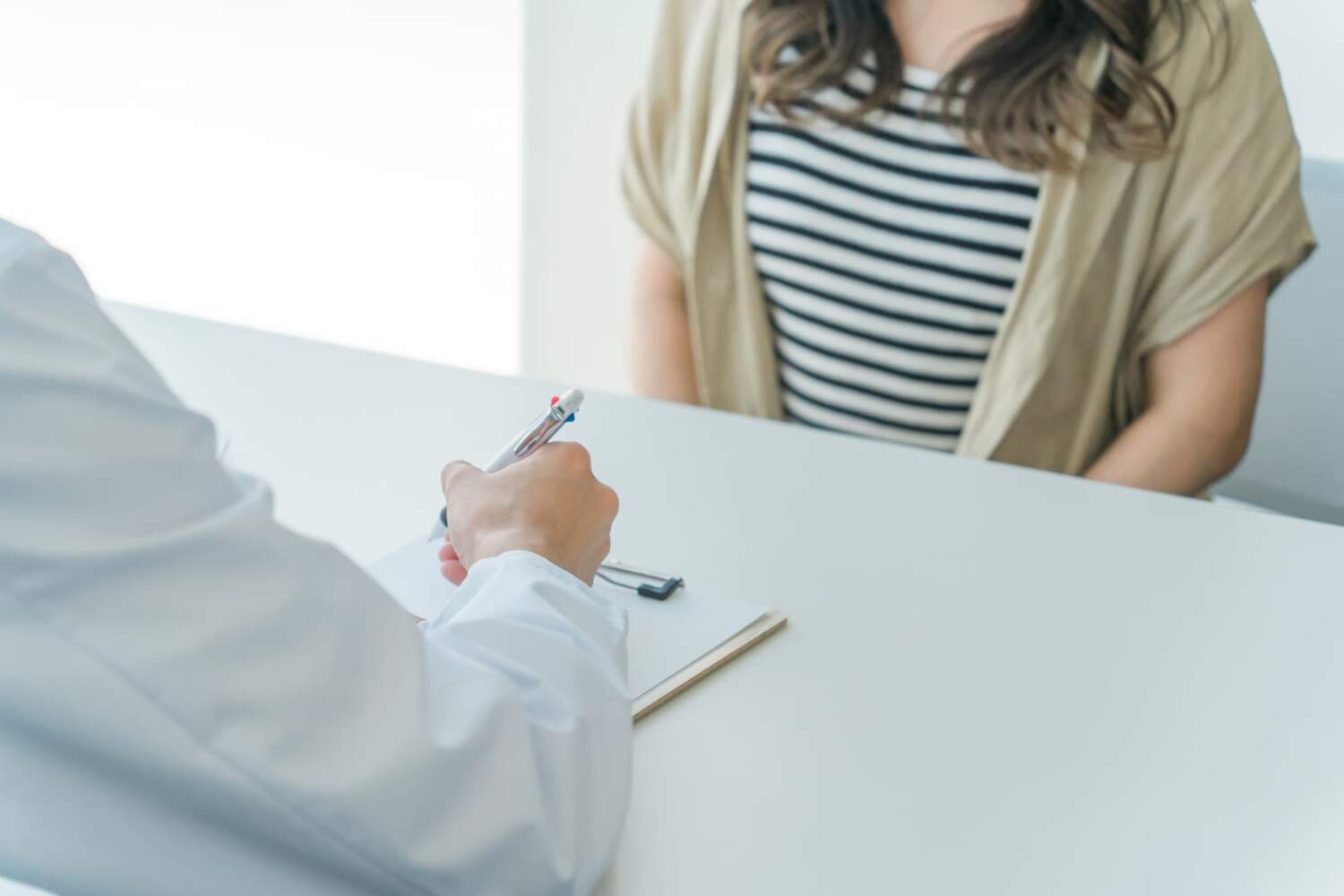 医師に人工中絶手術の相談をする女性