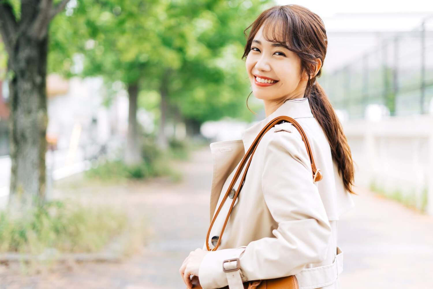 性病を治療して元気に散歩する女性