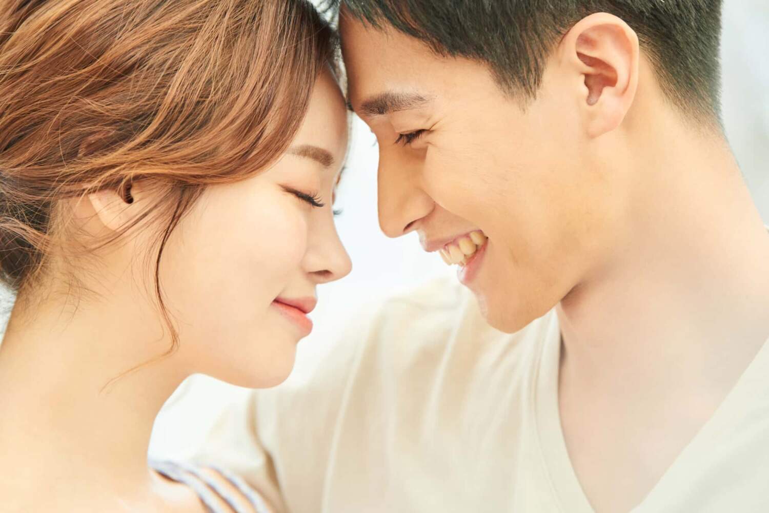 笑顔で微笑みあう男女