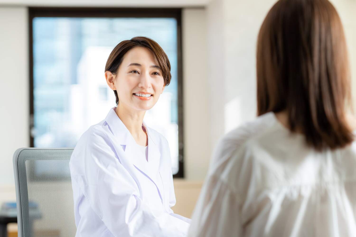 レディースクリニックで相談をする様子
