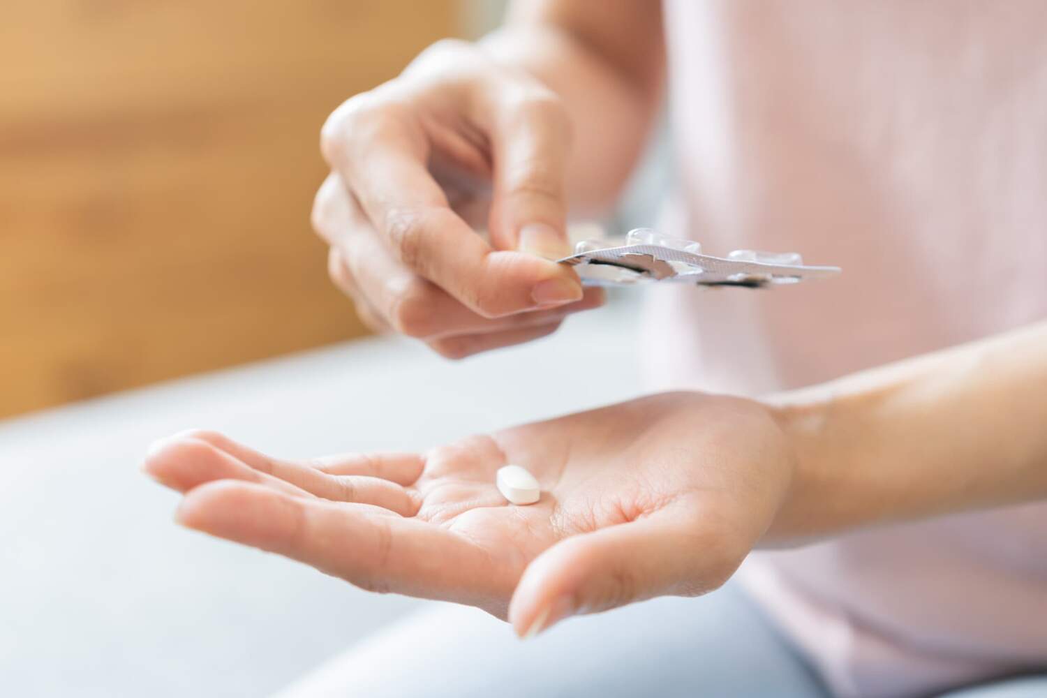 アフターピルを飲む様子