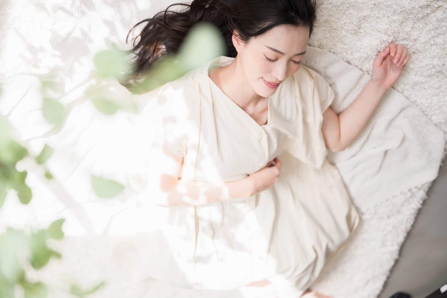 睡眠をとってリラックスして過ごす女性