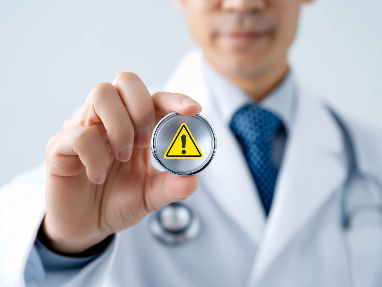 尖圭コンジローマに感染した場合の注意点について説明する歯科医師