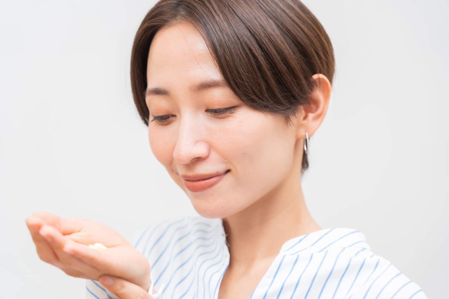 アフターピルを手にした女性