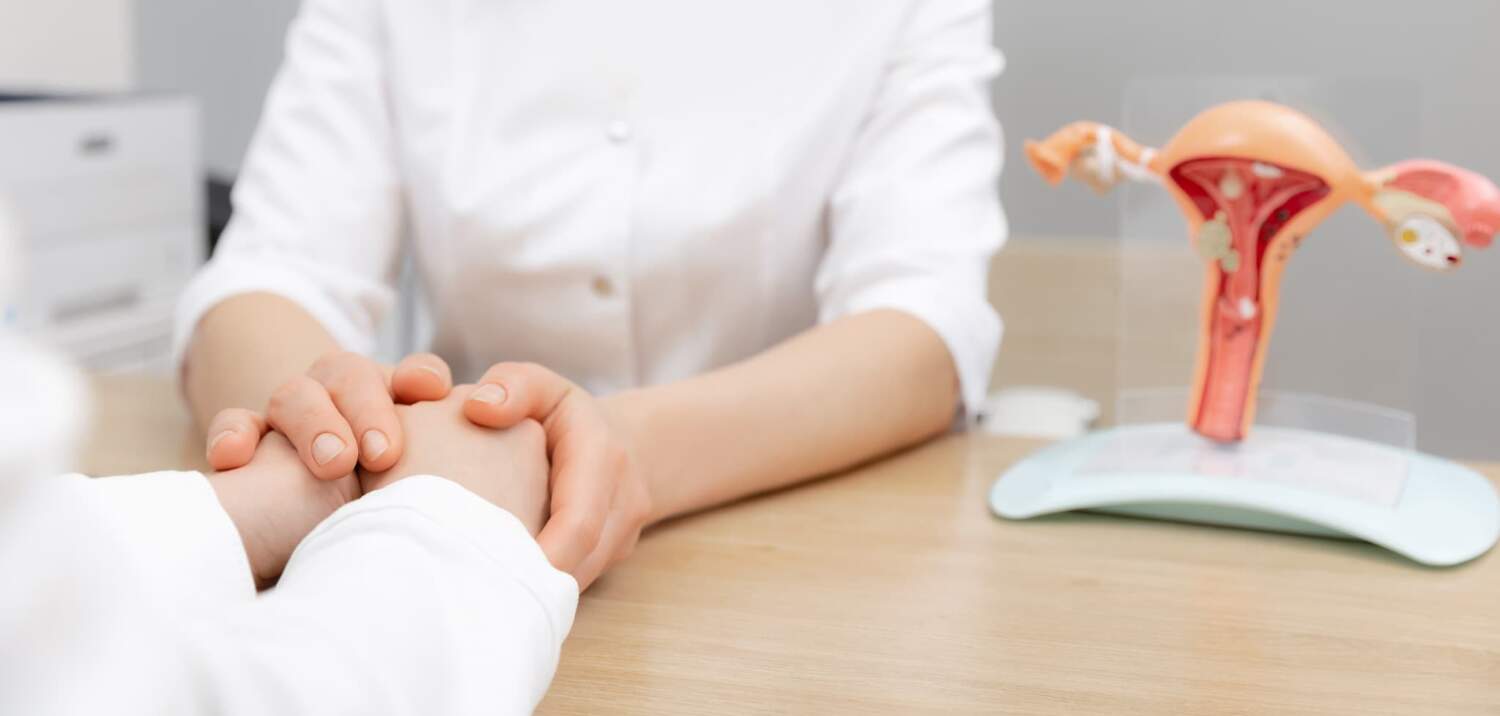 妊娠初期の人工中絶を医師に相談する様子