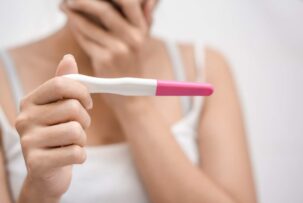 予期せぬ妊娠が分かり初期の人工中絶を考える女性