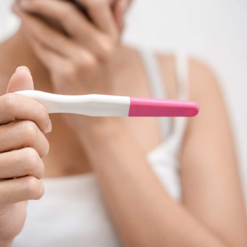 予期せぬ妊娠が分かり初期の人工中絶を考える女性