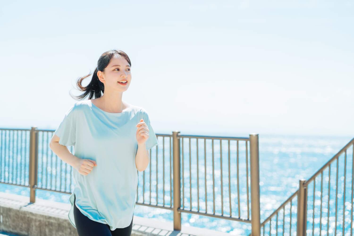 運動をして免疫力をつける女性