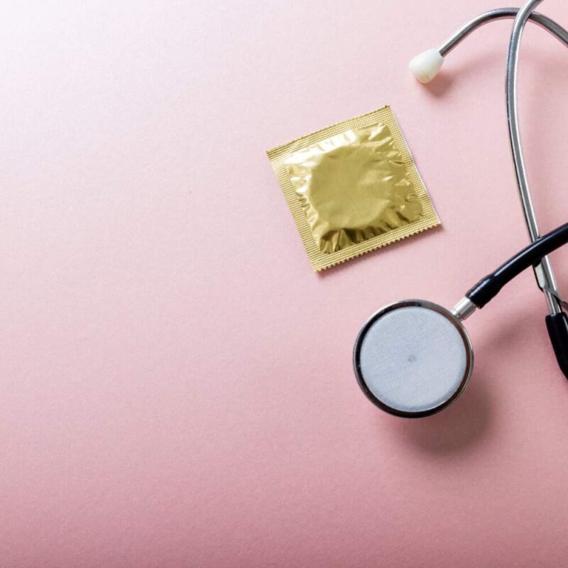 コンドームと性病について考えるイメージ