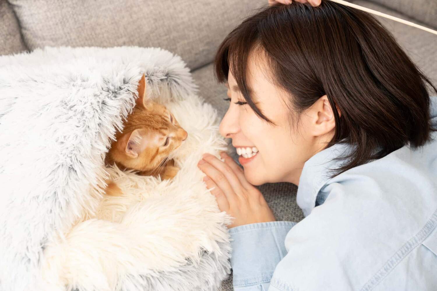 避妊が成功して安心してペットと寛ぐ女性