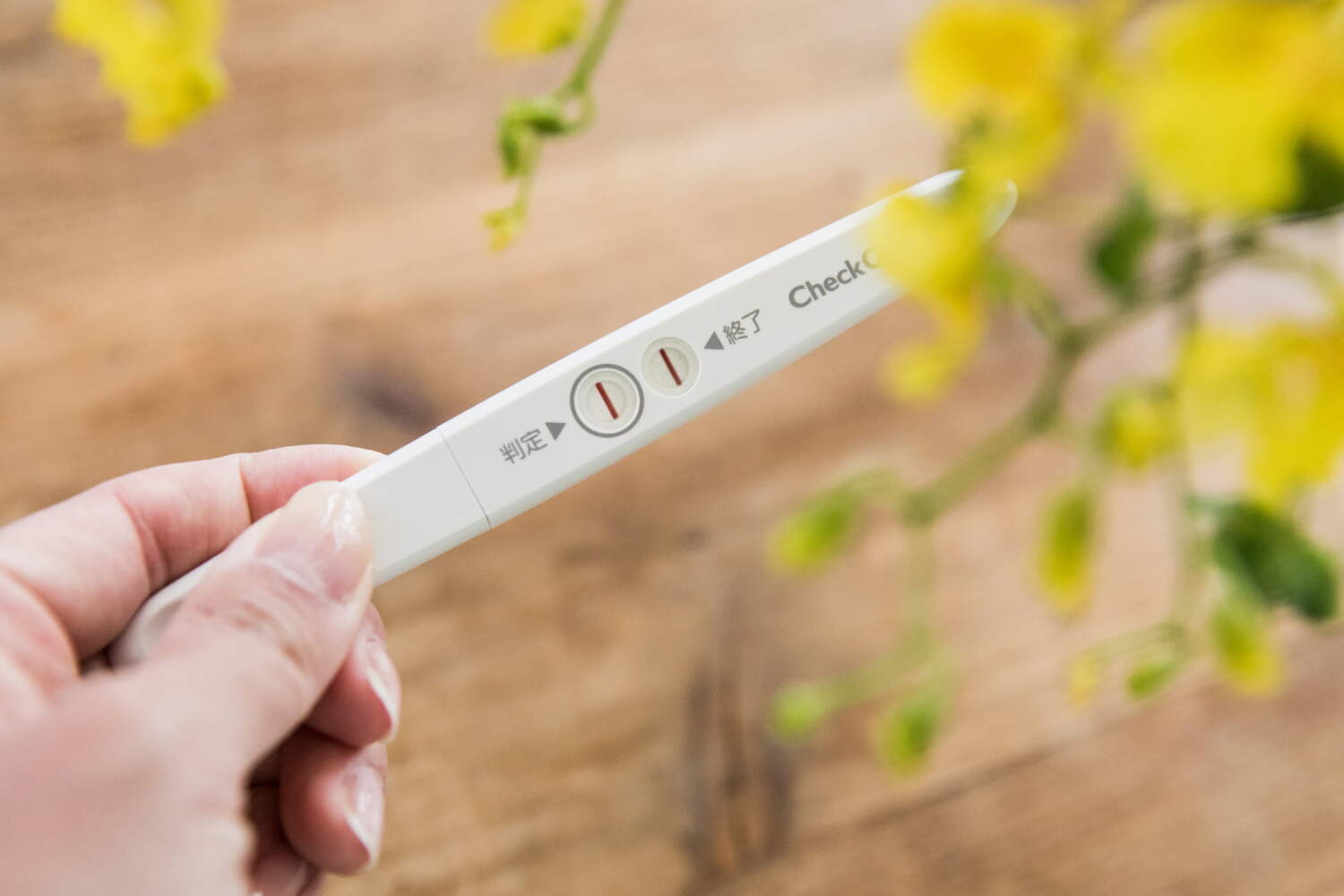 妊娠検査薬で確認をしているイメージ