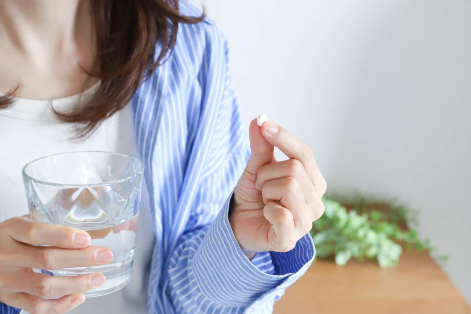 アフターピルを服用する女性