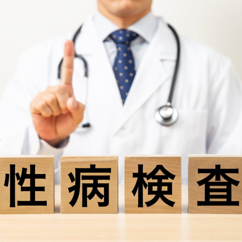 性病検査のタイミングと注意点について説明する医師