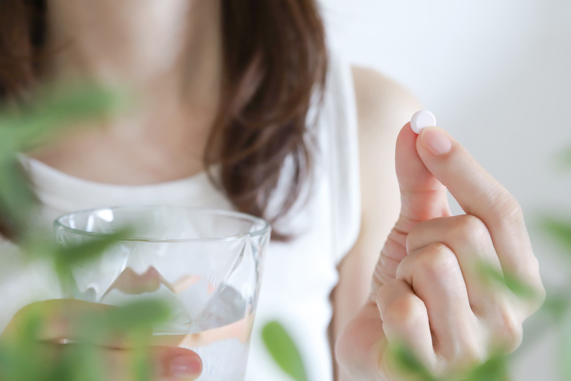 アフターピルを飲む女性
