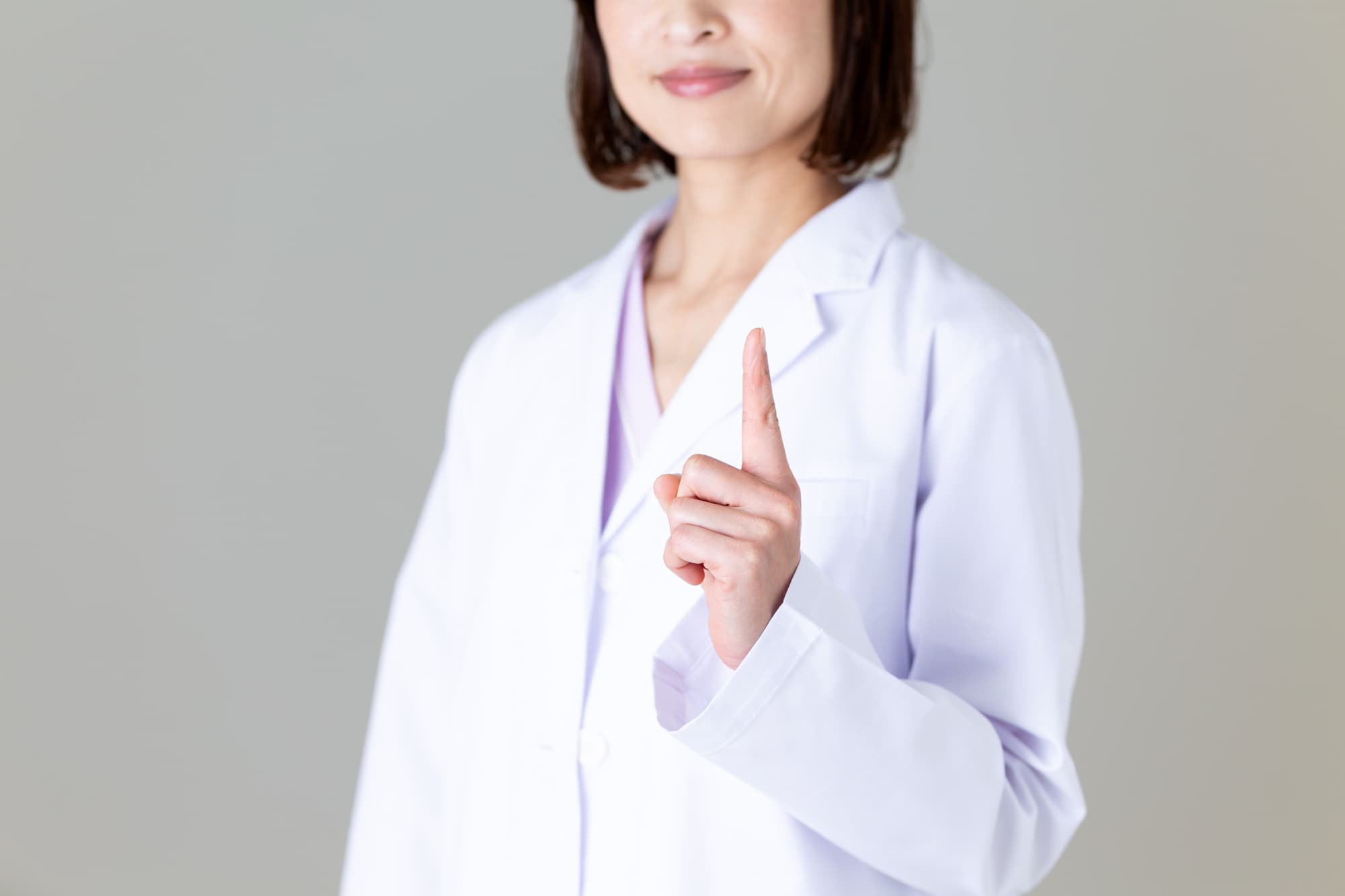 低用量ピルとアフターピルの避妊目的での使い分け方を説明する医師