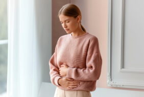 人口中絶手術に不安を抱える女性