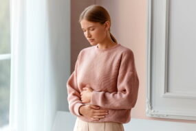 人口中絶手術に不安を抱える女性