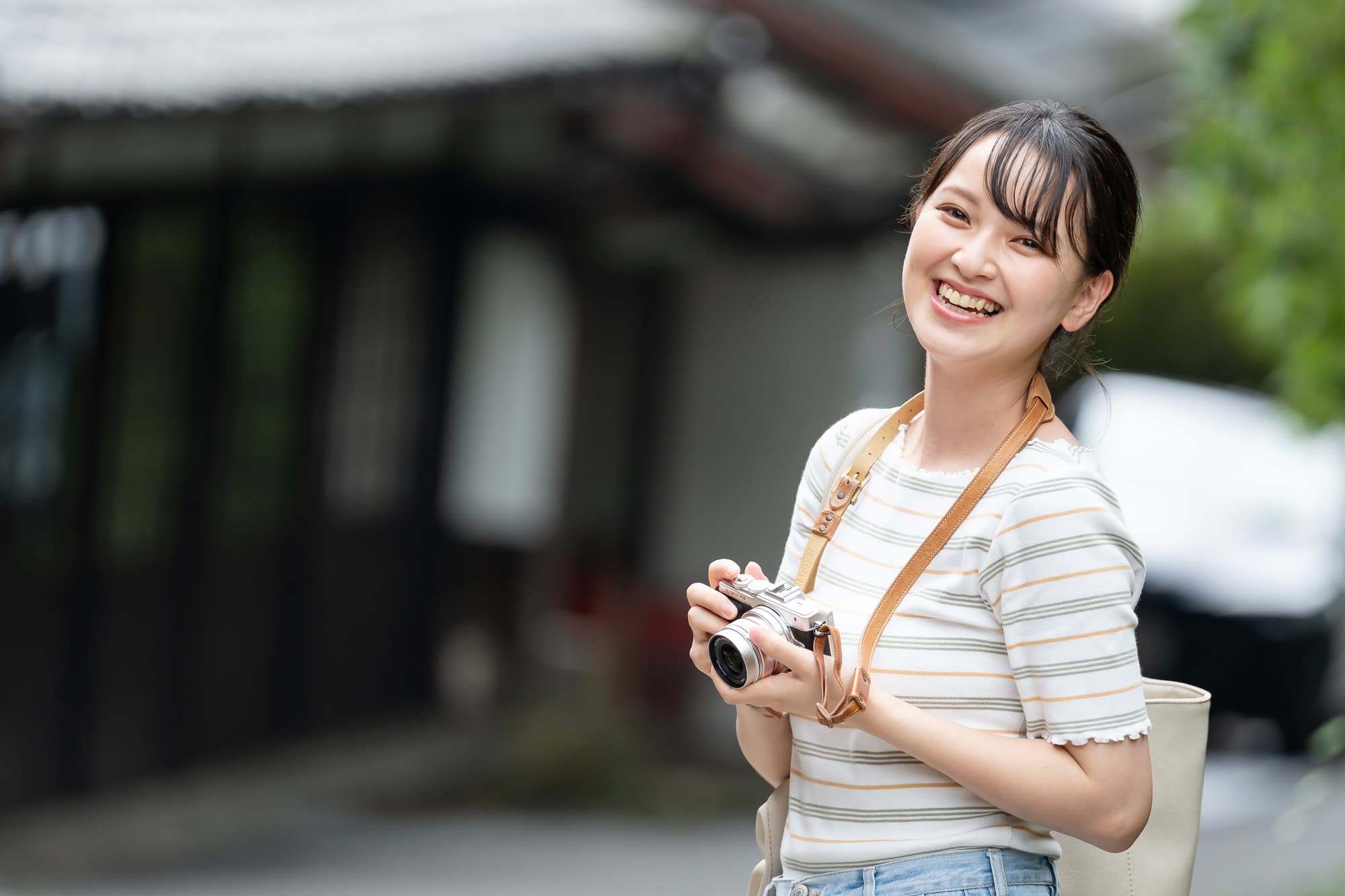 アフターピルが成功した女性が旅行を楽しんでいるイメージ