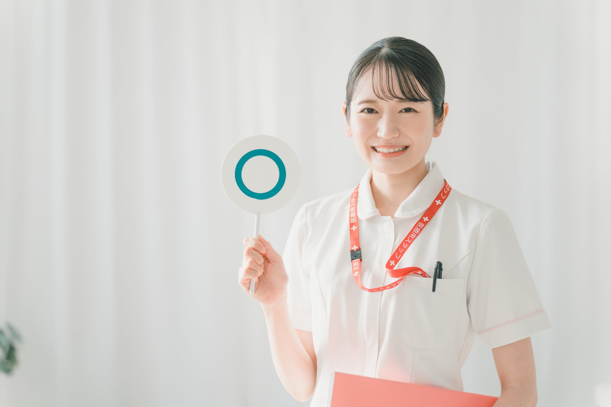 看護士が丸マークを掲げてアフターピル成功のサインと確認方法を説明するイメージ