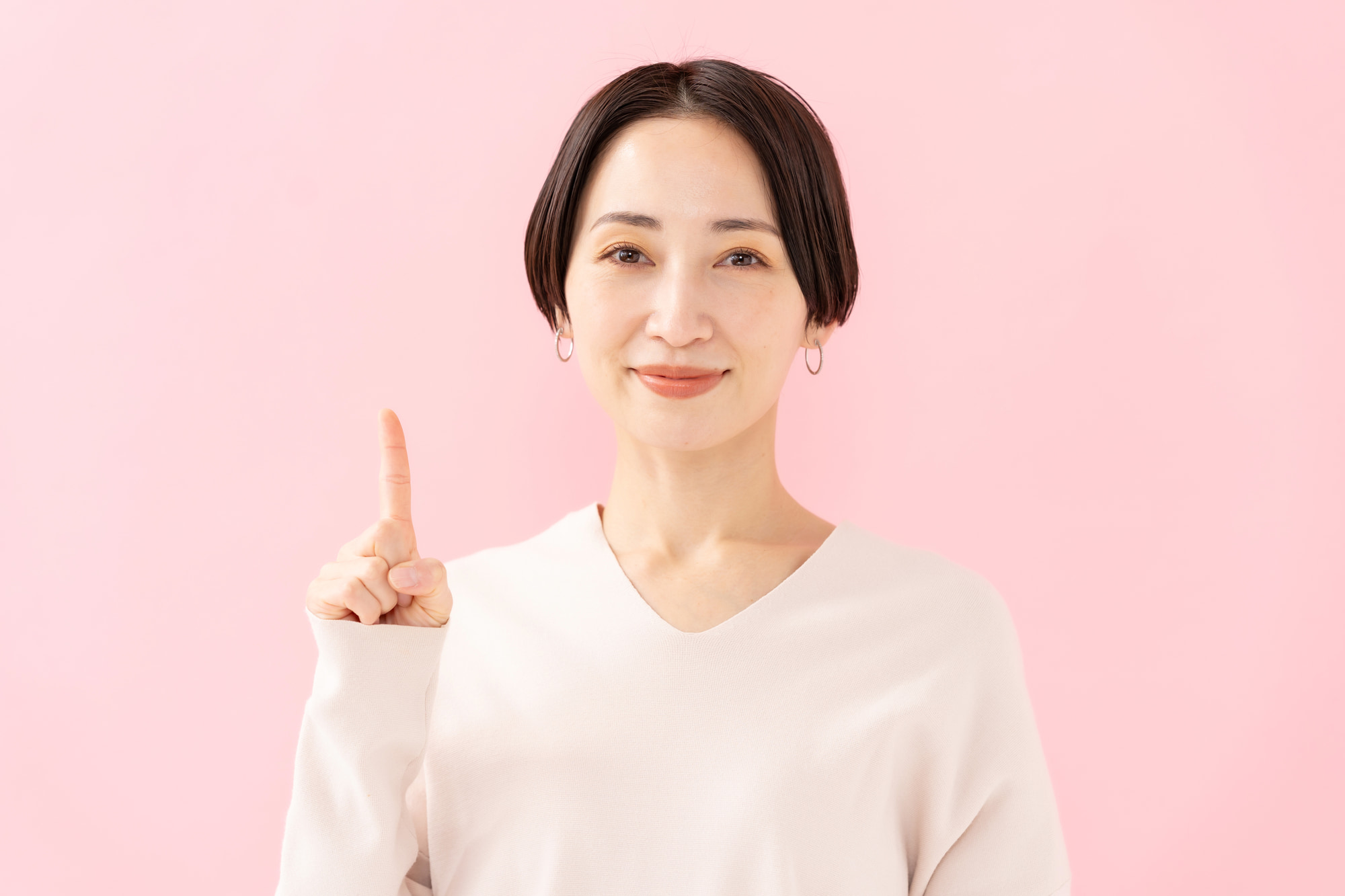 クラミジアの症状について説明する女性