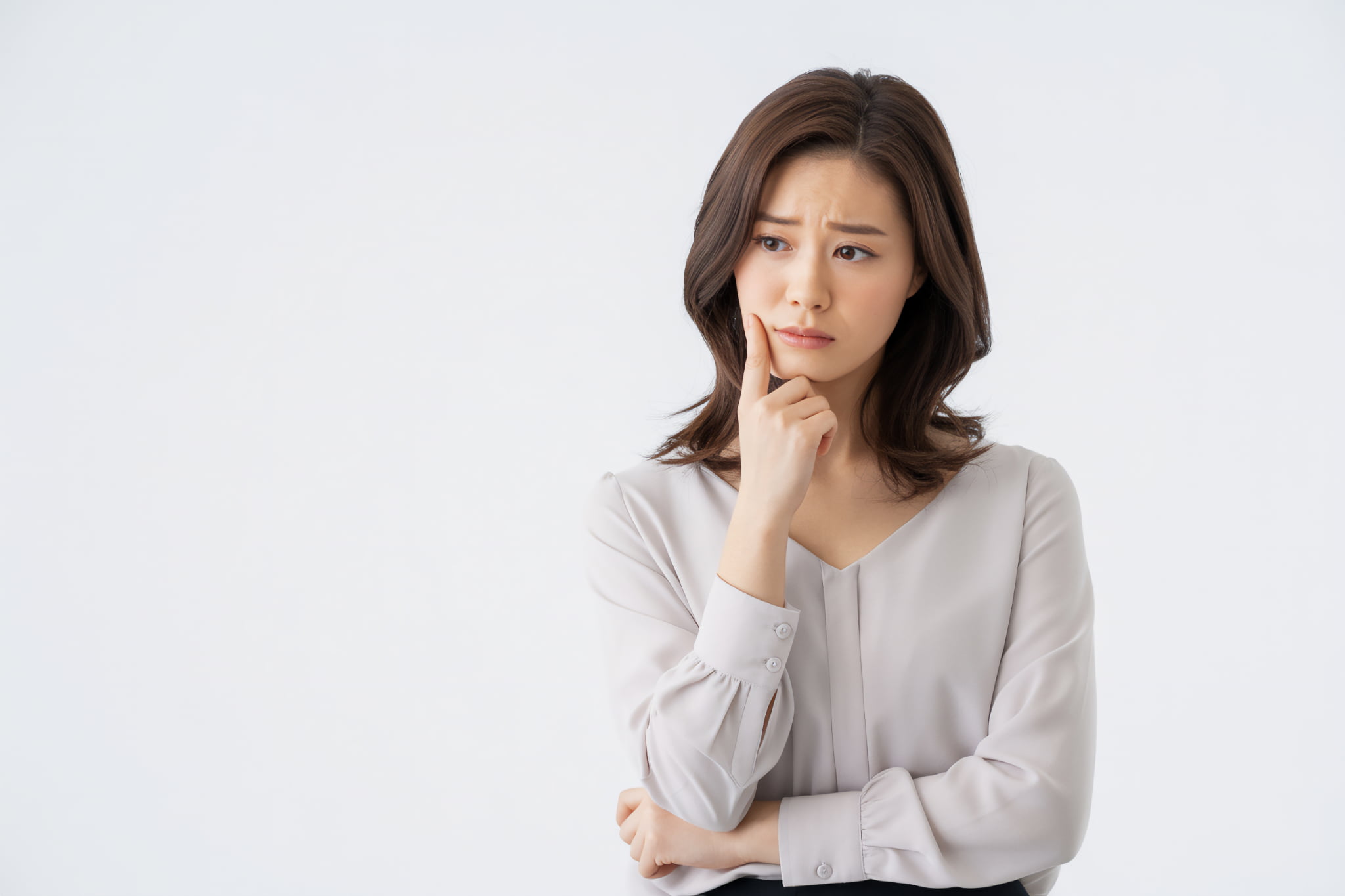 口唇ヘルペスは何科に行けばいいのか考える女性