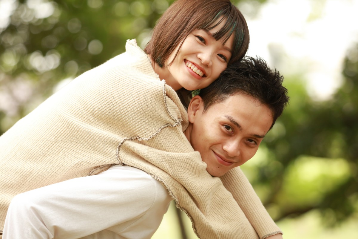笑顔の女性を背負った男性