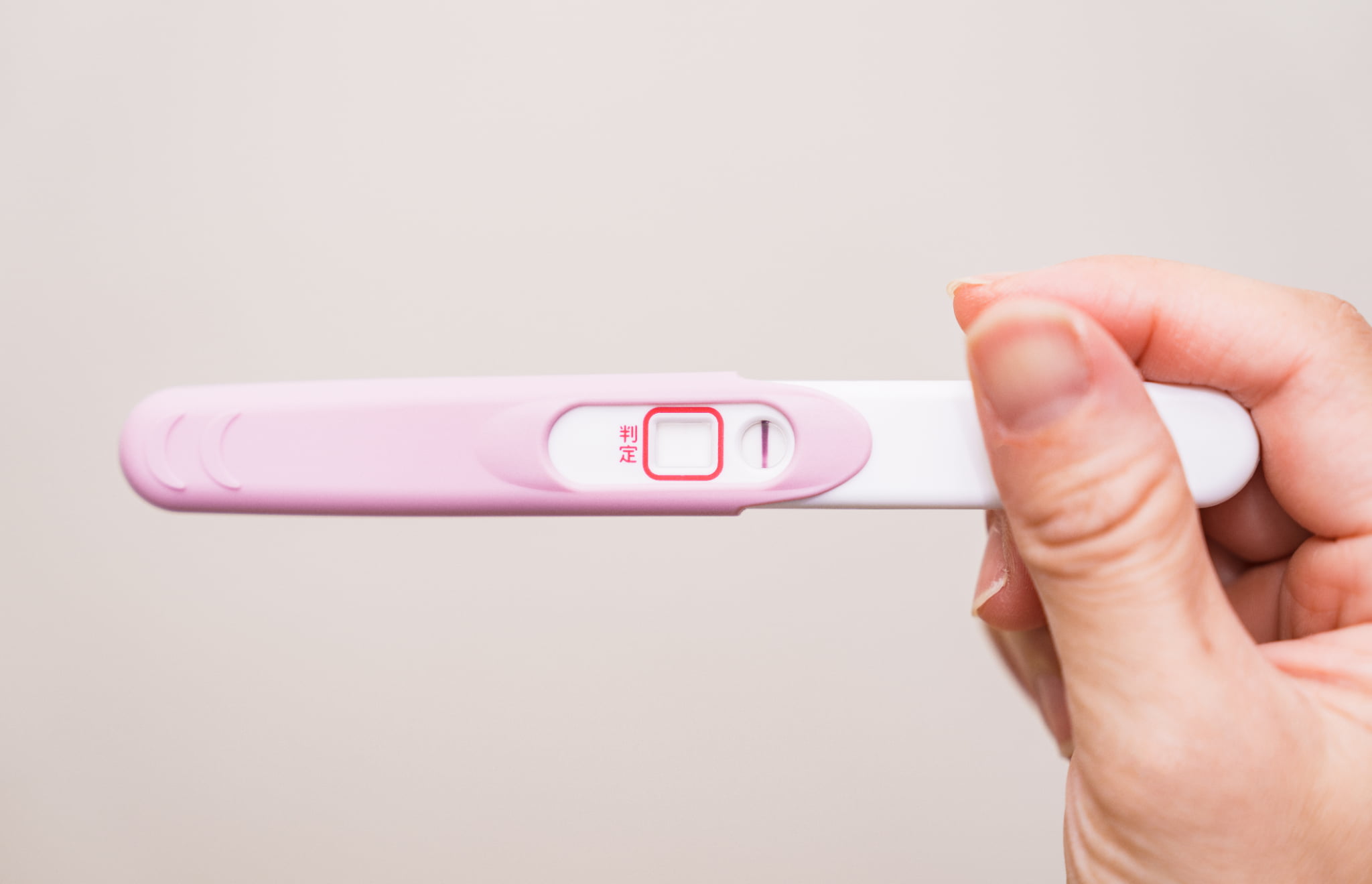 妊娠検査薬で避妊の確認をする様子
