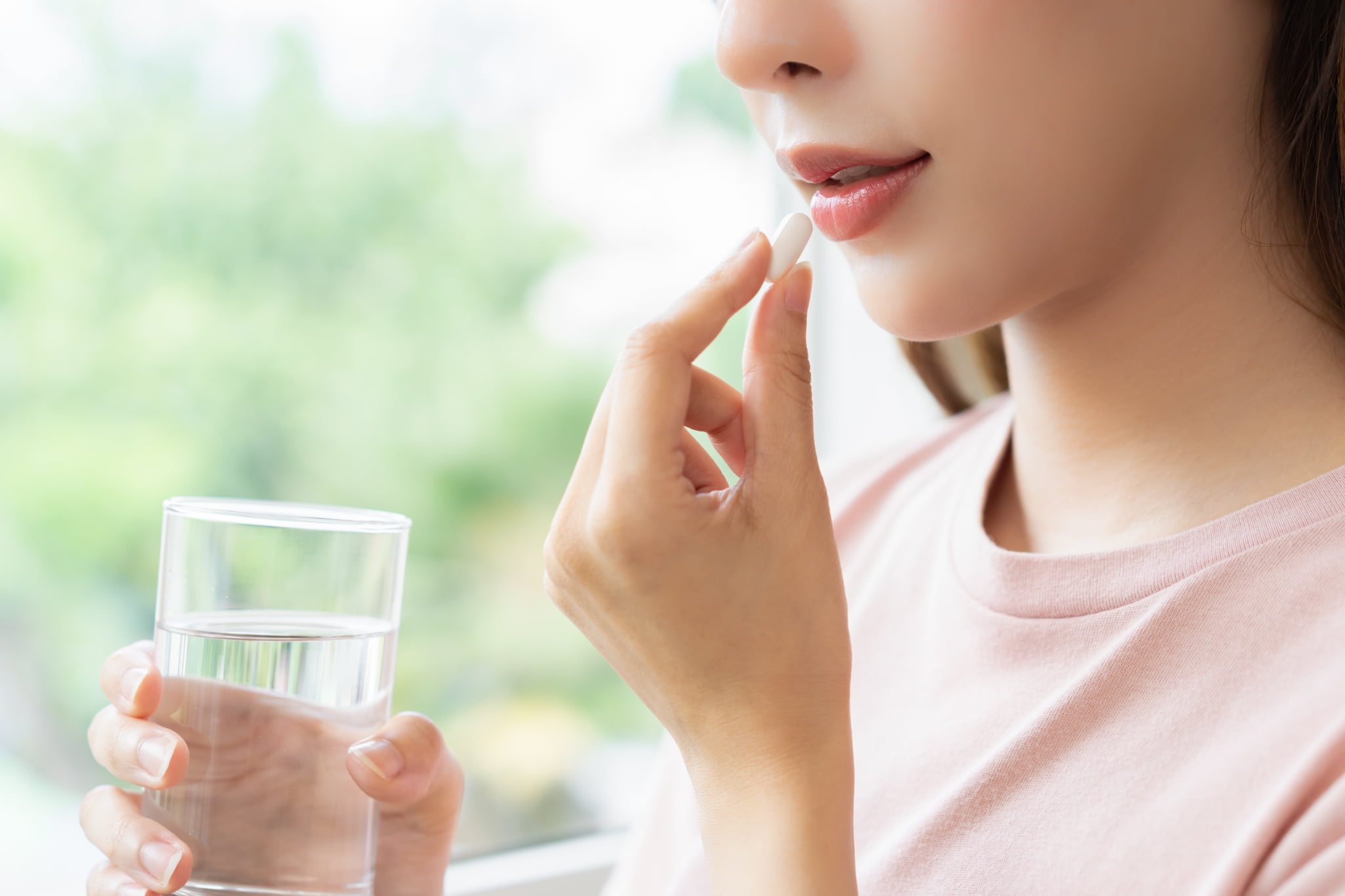 アフターピルを飲む女性
