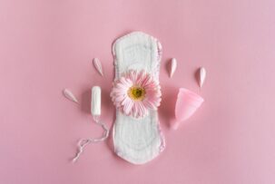 ナプキンと花で生理中のイメージ