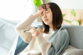 性病が原因の発熱に苦しむ女性