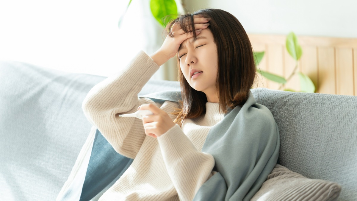 性病が原因の発熱に苦しむ女性