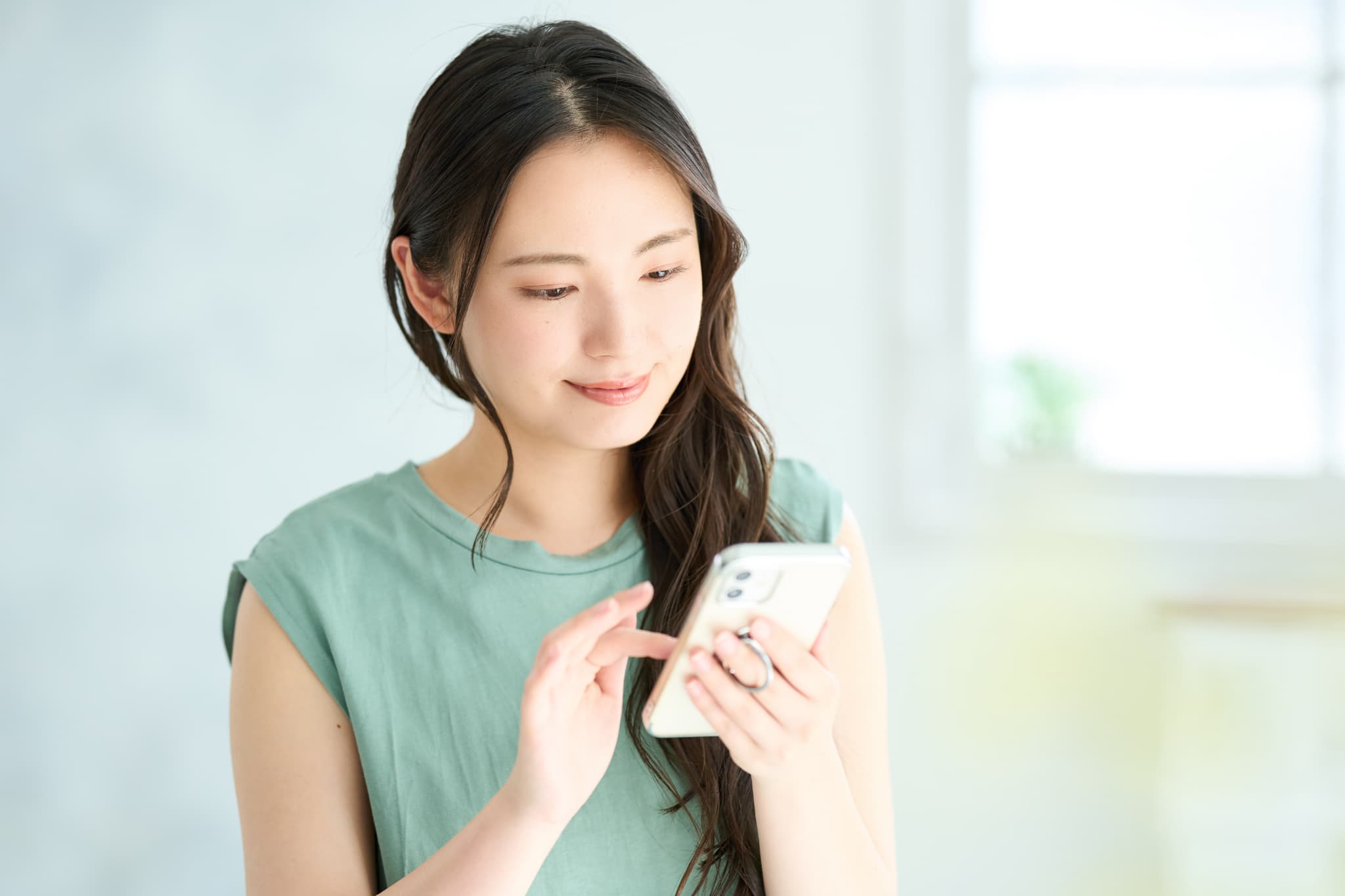 補助やクーポンの対象になるのか調べる女性