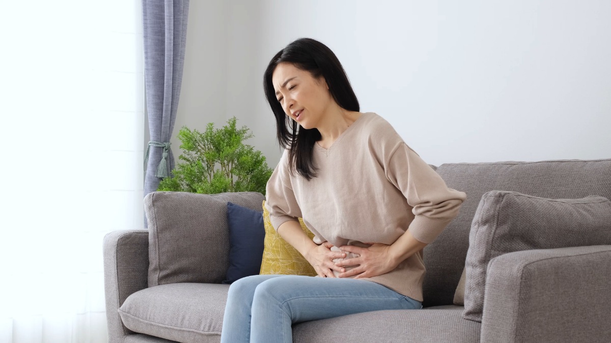 下腹部の痛みに苦しむ女性