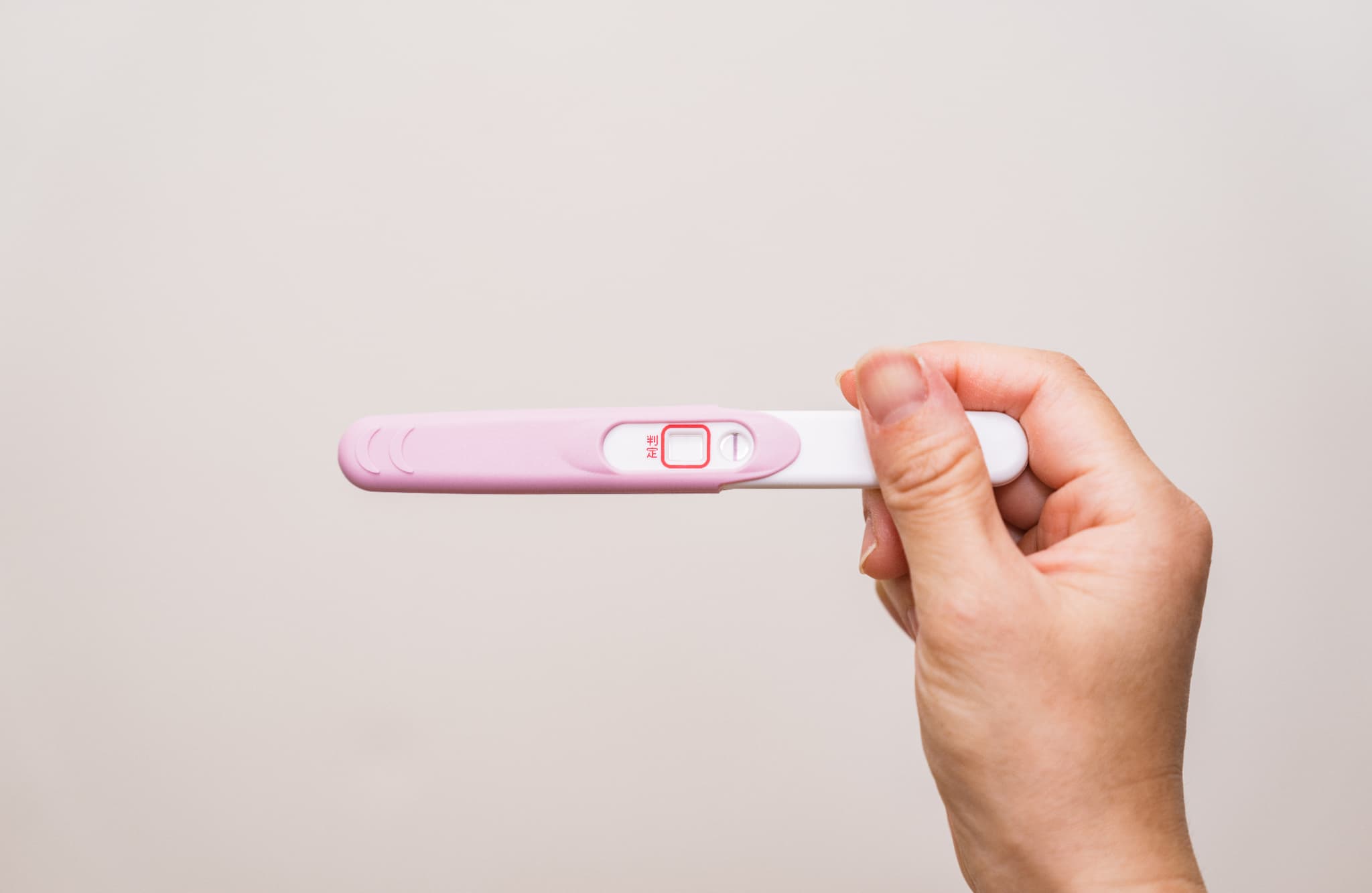 避妊を妊娠検査薬で確認する様子